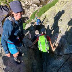 Steile Felstreppe mit Stahlseil