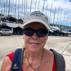 der häufige Weg über den Werftplatz zum Hotel rüber