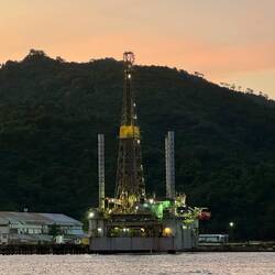 Werftkulisse in der Bucht vor Chaguaramas