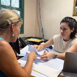 die berühmte Yvanna von Peake's hilft uns mit dem Papierkrieg beim Einklarieren 🙈