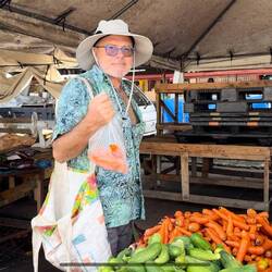 Thomas Sand vom Nachbarkat. hat uns mit zum Bus zum Markt nach Port of Spain eingetragen