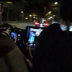 Der Taxifahrer braucht dringend eine neue Handyhalterung. Es fiel alle 65 Sek herunter 😂