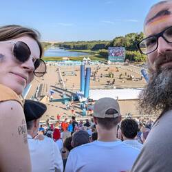 Vor uns, beige Mütze...