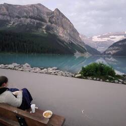 Frühstück mit Porridge und Tee am Lake Louise