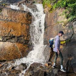 Vorbei an einem Wasserfall beim Aufstieg