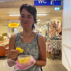 Lena happy mit ihrem eingelegten Salat