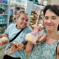 Wir glücklich mit dem Essen vom Markt