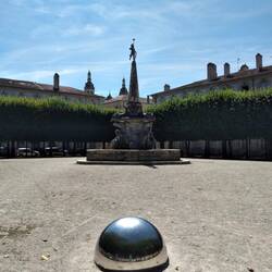 Auch die mit den silbernen Halbkugeln markierten Objekte gehören zum Parcours.