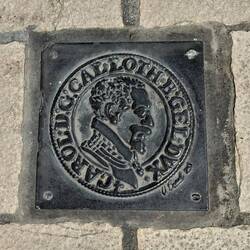 Ornamente zwischen den Pflastersteinen