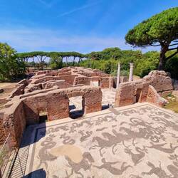 Les thermes de Neptune dont les grandes mosaïques noires et blanches subsistent encore.