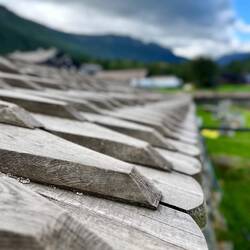 Selbst die Friedhofsmauern sind mit Holzschindeln abgedeckt.