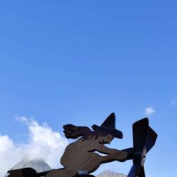 Die kleine Hexe fliegt wieder rum...