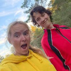 So sehen wir aus wenn wir mit frisch gewaschenen Haaren am Strand bei viel Wind sind