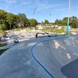 Der riesige funkelnagelneue Skaterpark!