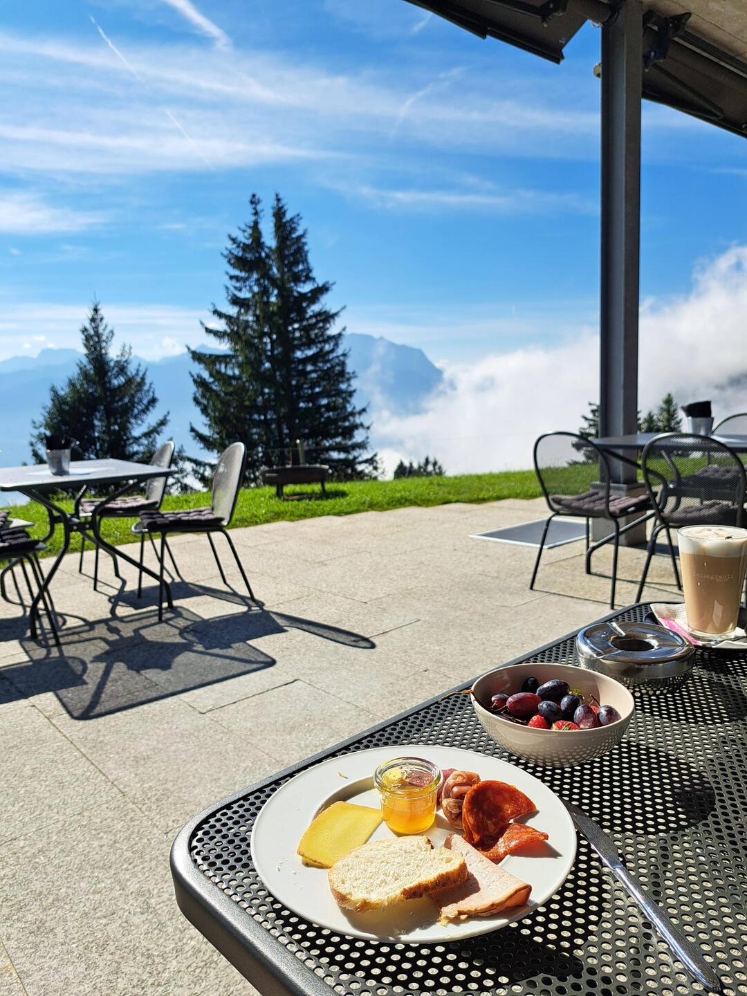Frühstück zwischen den Wolken auf 1500 hm
