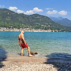 Rein ins Wasser mit Herrchen