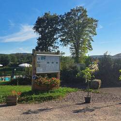 Ankunft beim Camping.... links der kleine Pool...