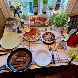 Tabbouleh, Ofenpasta Bolonaise, Spinatstäbchen, Ofengemyse, Guacamole. Was ist Rest, was ist neu?