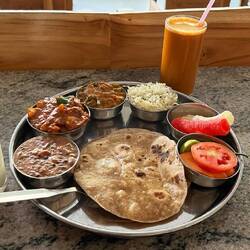 Das Tages-Thali (Mischung verschiedener Soßen und Beilagen)