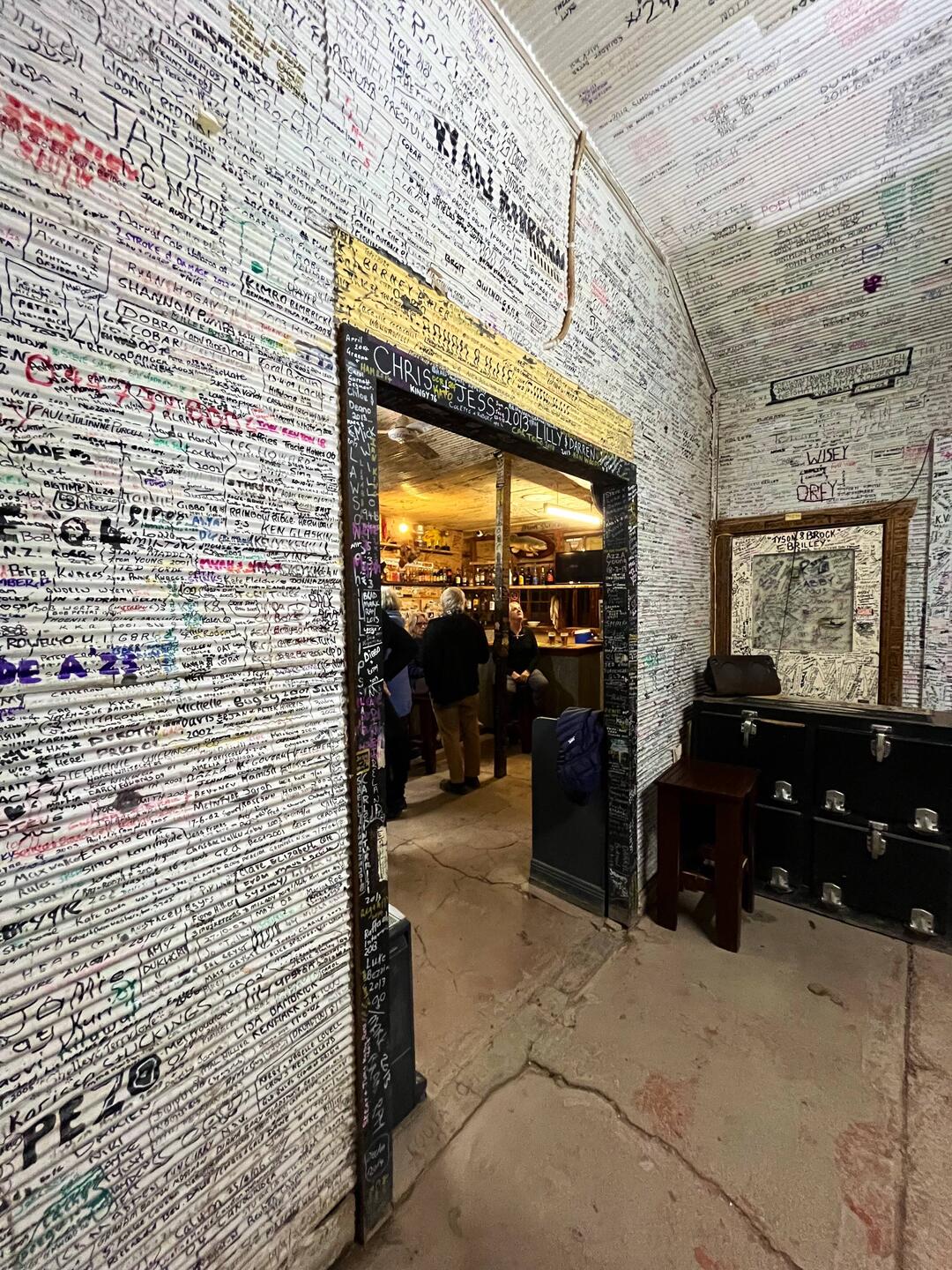 Tilpa pub