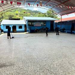 Die SchülerInnen machen sauber, ohne Lehrkraft ☝🏼