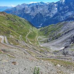 Die Passstraße hoch auf den Berg.