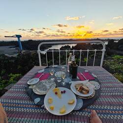 Abendessen im Bett mit Sonnenuntergang