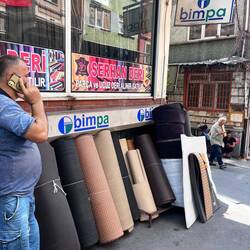 Hier werden Schuhe produziert - Material für Schuhsolen auf Rollen