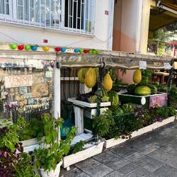 Praktischer Melonenverkauf aus dem Vorplatz heraus