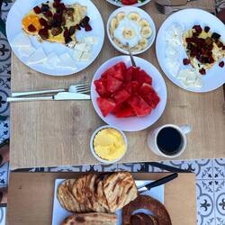 Unser herrliches erstes Frühstück auf unserer Dachterasse