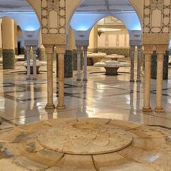 Dies ist ein riesiger Raum im Keller der Moschee für die rituelle Waschung vor dem Gebet.