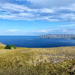 Mein heutiger Zeltplatz liegt direkt über den Klippen.