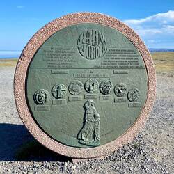 Das Denkmal soll Freundschaft, Zusammenarbeit, Hoffnung & Freude über alle Grenzen hinweg darstellen