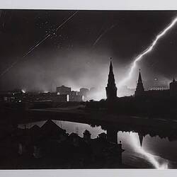 Panoramica del centro di Mosca con cannoniere antiaeree