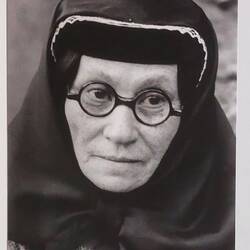 La madre di Stalin, Ekaterina Dzhugashvili, indossa occhiali e fascia per capelli