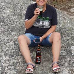 Elfe beim Biertrinken