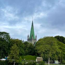 die Nidaros-Dom; davor der Nidelva
