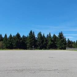 Komplett leerer Wintersport Parkplatz, wer entdeckt das Kammweg Zeichen?