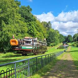 Ein Boot im Rollgestell