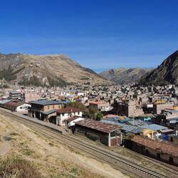 Blick zurück auf Huancavelica - nett von Bergen umgeben