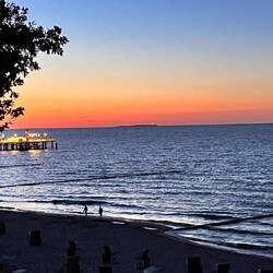 Sonnenuntergang - und am Horizont ein Leuchtturm