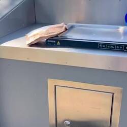 Da no d Ahleitig zu dä BBQ Statione: 6sec dä Knopf drucke und s Meisterwerk isch ready zum koche🤪