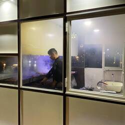 Schaschlik werden vor den Restaurants gegrillt