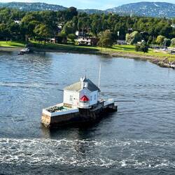 En kyrka mitt i farleden. Är endast till för båtburna besökarr