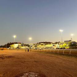 Es wird bis spät in die Nacht in der Arena schon abgebaut.