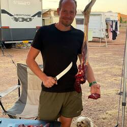 Aron zerlegt das Kängurubein, die Hündin "Ruby" bekommt aber nichts.