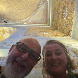 Wir genießen die Kühle im Mausoleum