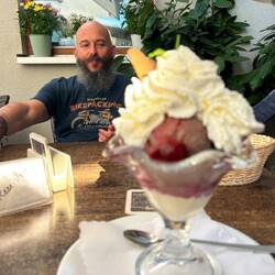 Ich bestell nen Eisbecker, Ingo 2 Löffel. Ja ne, is klar...