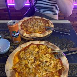 Lecker Currypizza. Jeden Tag verstirbt vor dem Restaurant ein Italiener am Herzinfarkt