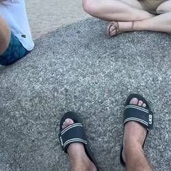 Hippie mit Didgeridoo aus Plastik? Überall Gras? Ein fremder Planet? Nein, das ist die Freedom Bar